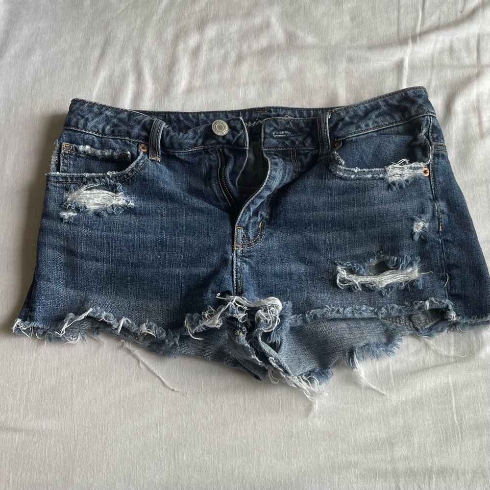 DISTRESSED AMERICAN EAGLE DENIM SHORTS
